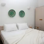 Aura Paros *